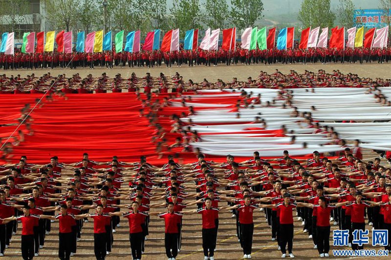 26.000 Kung-Fu-Schüler bilden riesige Muster