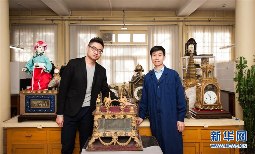 Die Dokumentationsserie „Meister in der Verbotenen Stadt“ hat in China bereits zahlreiche Fans gewonnen. Der 55-jährige Wang Jing ist einer dieser Meister. Er ist seit 39 Jahren für die Reparatur der antiken Uhren im Palastmuseum zuständig.