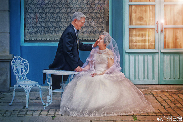 Alles für die Liebe: 80-jähriges Ehepaar lässt sich in Hochzeitsgarderobe fotografieren