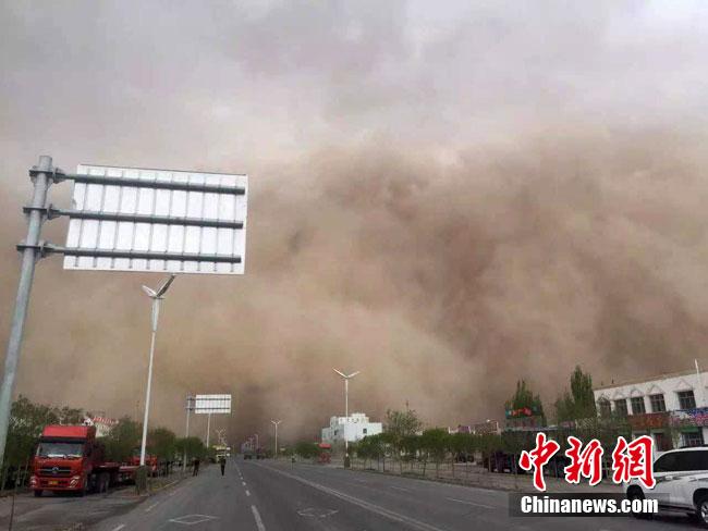 Gewaltiger Sandsturm fegt über Gansu