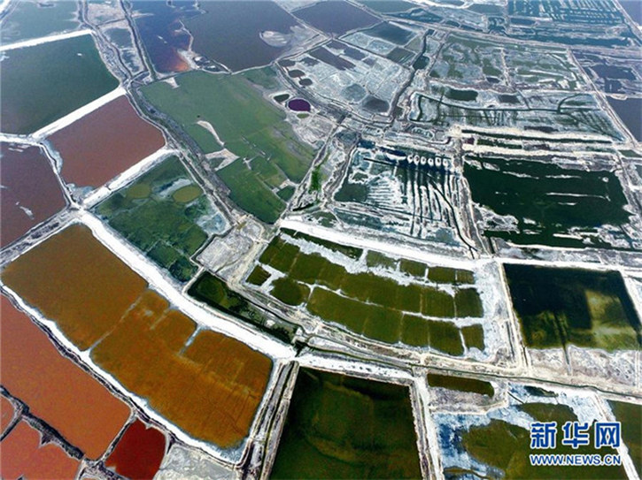 Luftaufnahmen bunter Salinen in Shanxi