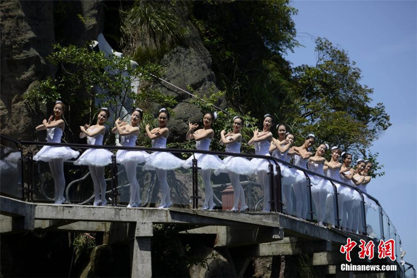 Tanz am Abgrund – Ballett auf einem Berg in Hunan