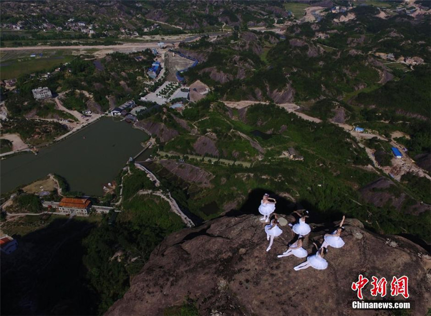 Tanz am Abgrund – Ballett auf einem Berg in Hunan