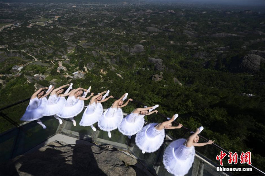 Tanz am Abgrund – Ballett auf einem Berg in Hunan