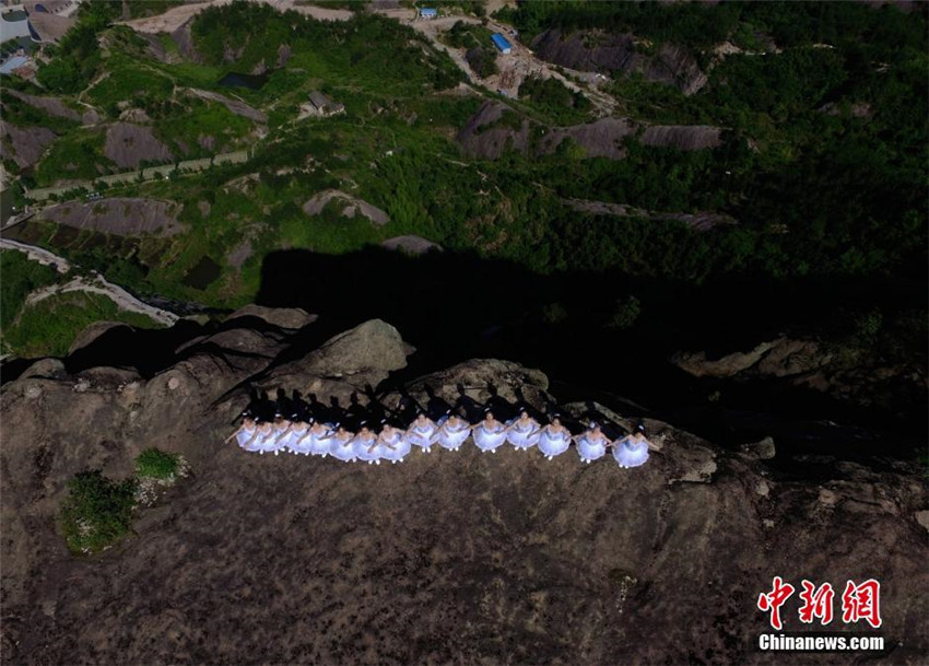 Tanz am Abgrund – Ballett auf einem Berg in Hunan