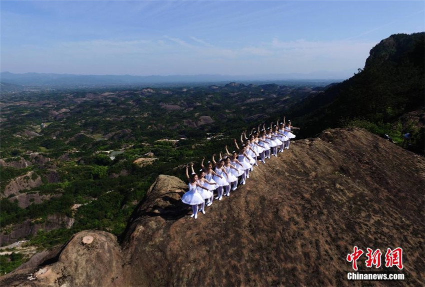Tanz am Abgrund – Ballett auf einem Berg in Hunan