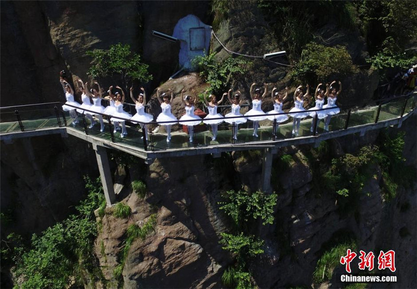 Tanz am Abgrund – Ballett auf einem Berg in Hunan