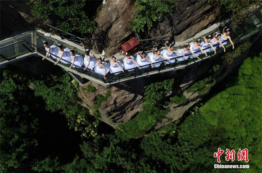 Tanz am Abgrund – Ballett auf einem Berg in Hunan