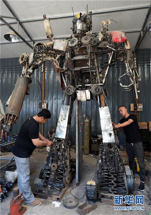 Junge Männer aus Hebei basteln „Transformer“ aus alten Einzelteilen