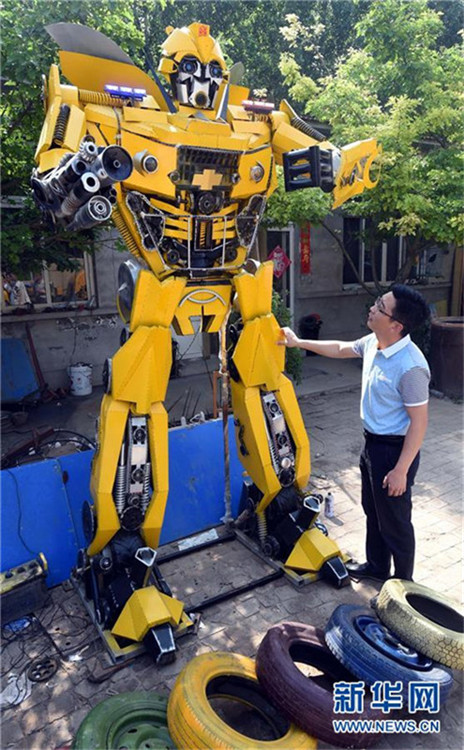 Junge Männer aus Hebei basteln „Transformer“ aus alten Einzelteilen