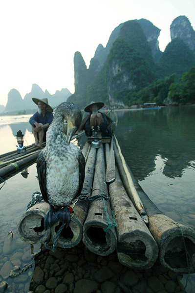 Greise Brüder modeln als Fischer auf dem Li-Fluss