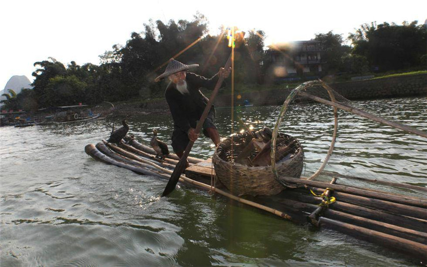 Greise Brüder modeln als Fischer auf dem Li-Fluss