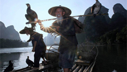 Der Li-Fluss in Guilin zieht wegen seiner faszinierenden Karstlandschaft jährlich unzählige Touristen an. Zwei als Fischer modelnde Senioren sind unter Fotografen seit Jahren wegen ihres typisch chinesischen Stils sehr beliebt.
