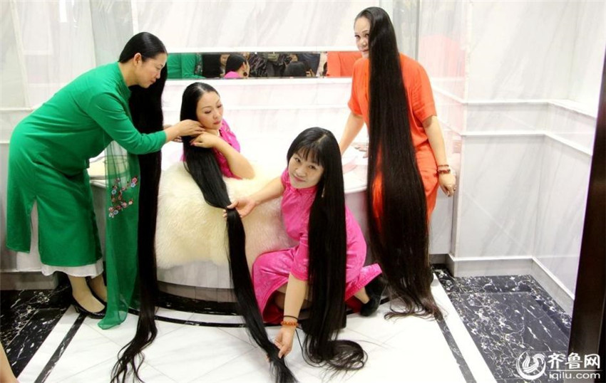 Langhaarige Angelegenheit – Chinesische Frauen zeigen ihre meterlangen Haare