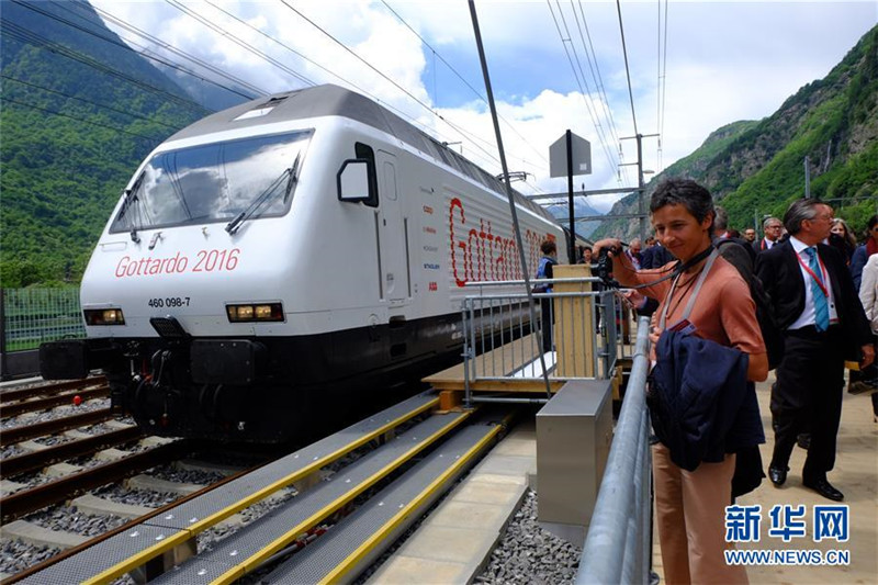 Erstmals Passagiere im weltlängsten Eisenbahntunnel