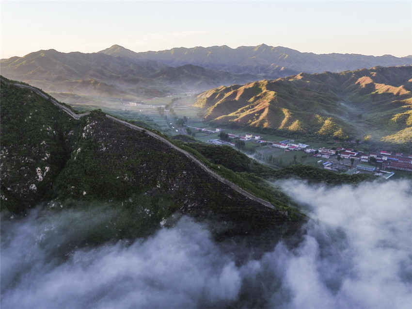 Chinesische Mauer im Nebel