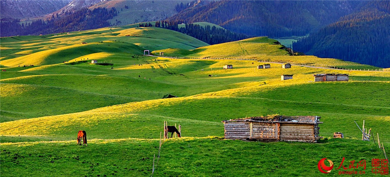 Blick auf das Qiongkushitai-Grasland in Xinjiang