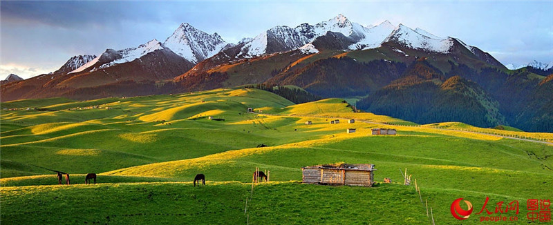 Blick auf das Qiongkushitai-Grasland in Xinjiang