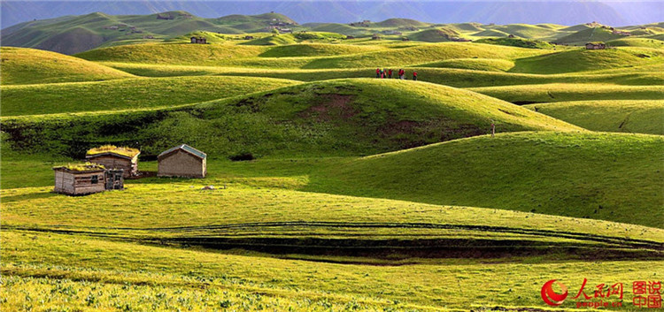 Blick auf das Qiongkushitai-Grasland in Xinjiang