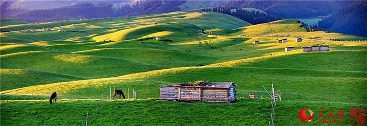 Blick auf das Qiongkushitai-Grasland in Xinjiang