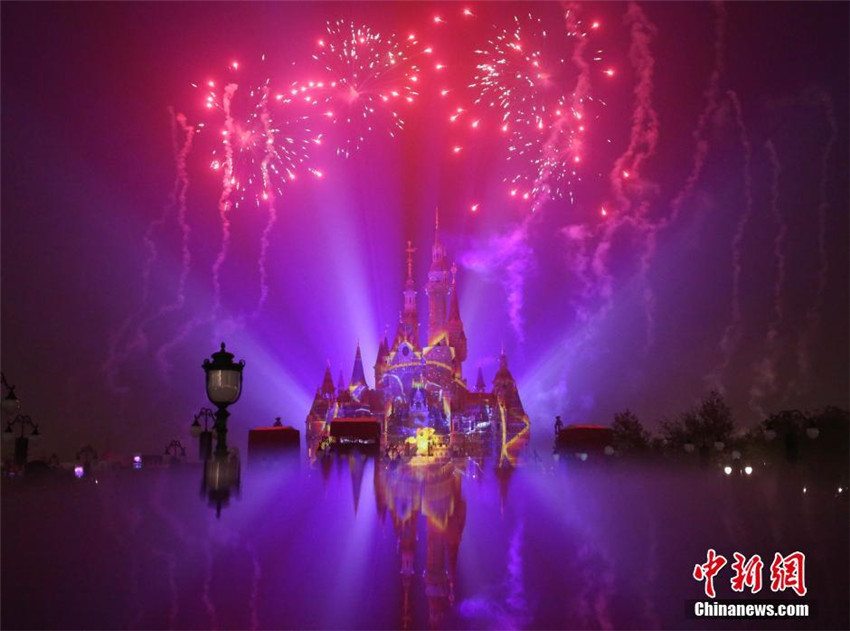 Traumhaftes Feuerwerk im Disneyland Shanghai