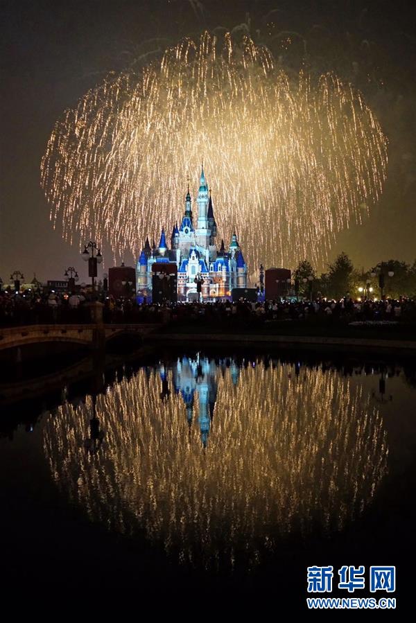Traumhaftes Feuerwerk im Disneyland Shanghai