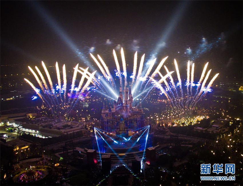 Traumhaftes Feuerwerk im Disneyland Shanghai