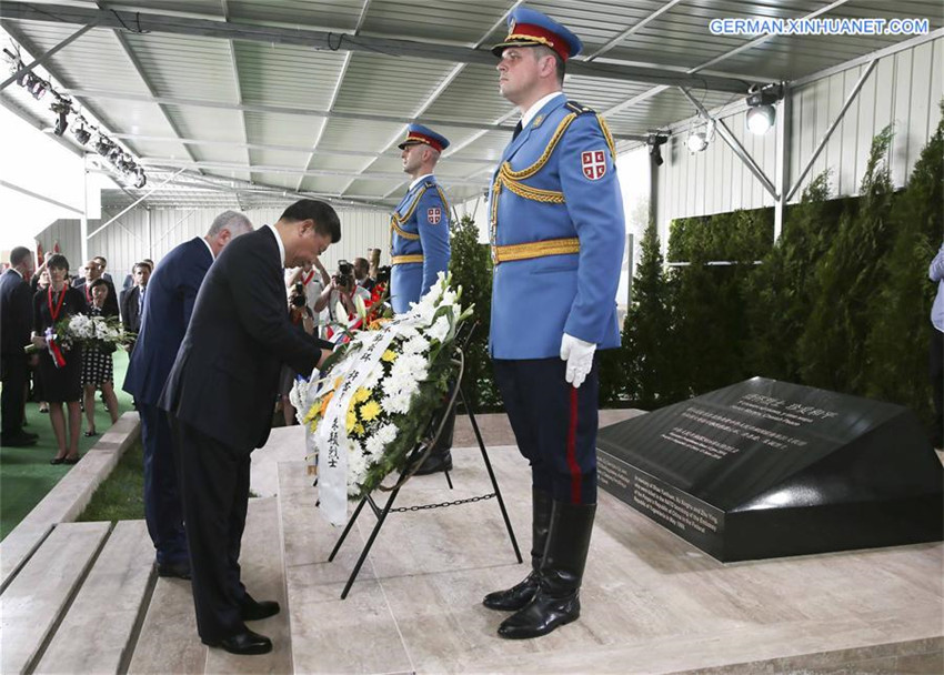 Xi erweist chinesischen Märtyrern, die bei der NATO-Bombadierung getötet wurden, Ehrerbietung