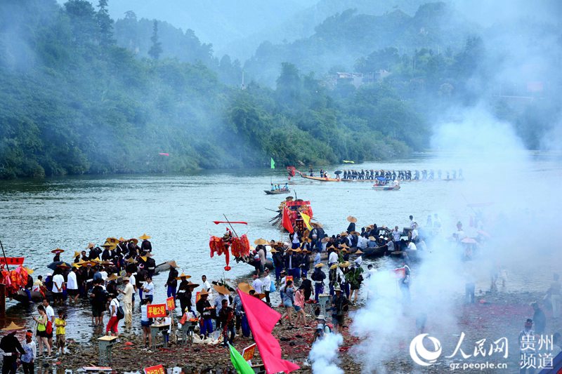 Das Miao-Volk feiert das Drachenbootfest