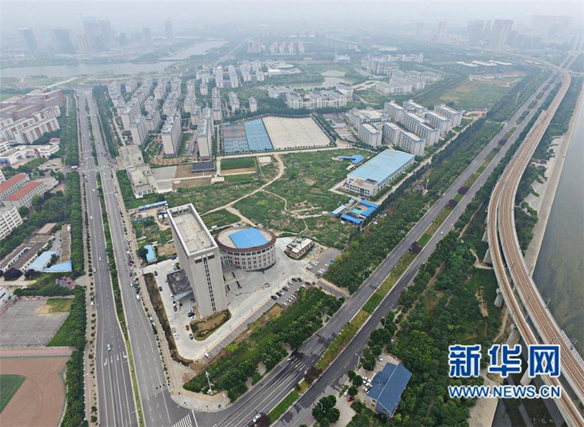 Kuriose „Riesentoilette“ in Henan