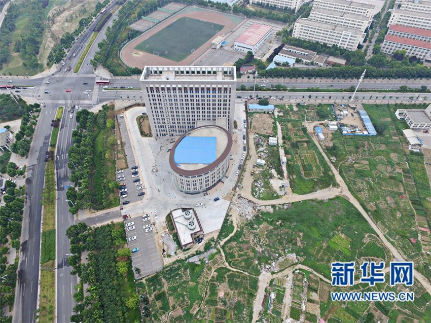 Kuriose „Riesentoilette“ in Henan