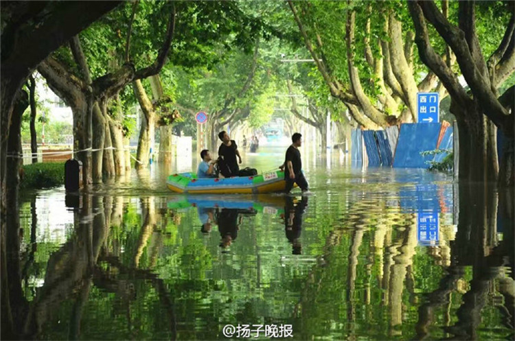 „Fabelhaftes Dahingleiten“ nach starken Regenfällen an der Universität in Nanjing