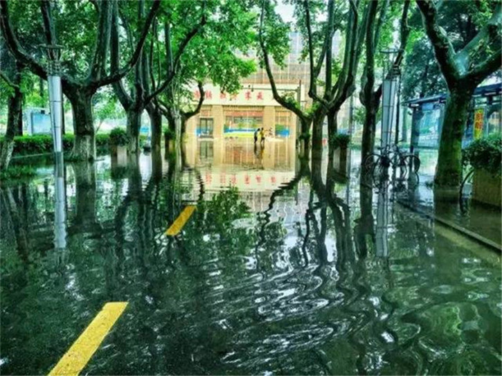 „Fabelhaftes Dahingleiten“ nach starken Regenfällen an der Universität in Nanjing
