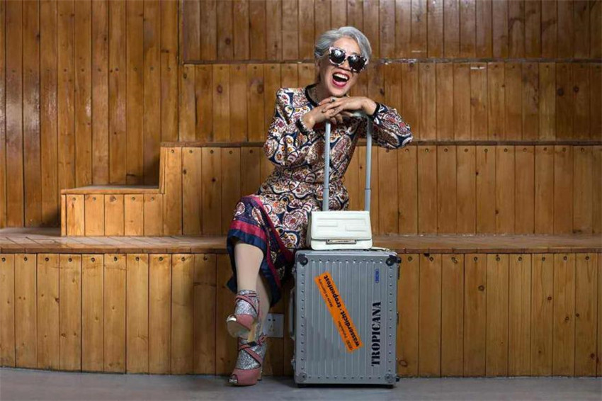 Übergroße Sonnenbrille, Pumps und Spitzenkleid. Diese Elemente gehören für junge Models zum Standard. Einer 80-jährigen chinesischen Großmutter verhalfen sie vor kurzem durch eine Reihe von Fashionfotos, zum Hit im Internet zu avancieren.