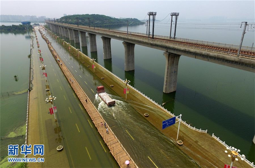 Wuhan: Temporäre Brücke gegen Überschwemmung