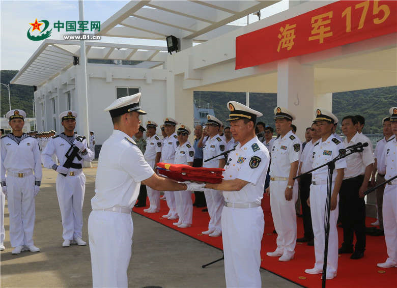 Schiffstaufe des neuen Lenkwaffenzerstörers „Yinchuan“