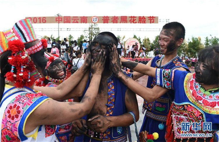 „Fest der schwarzen Gesichter“ des Yi-Volks in Yunnan