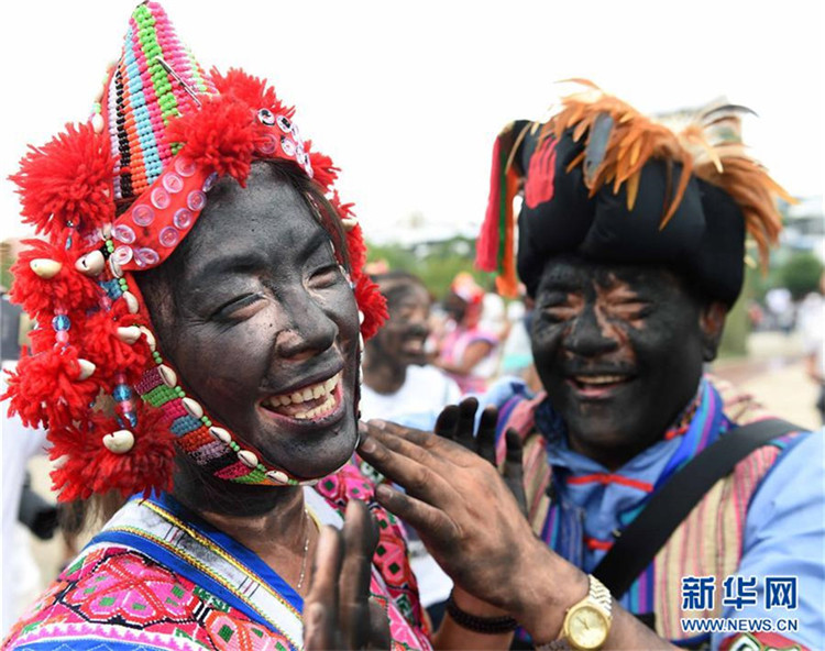 „Fest der schwarzen Gesichter“ des Yi-Volks in Yunnan