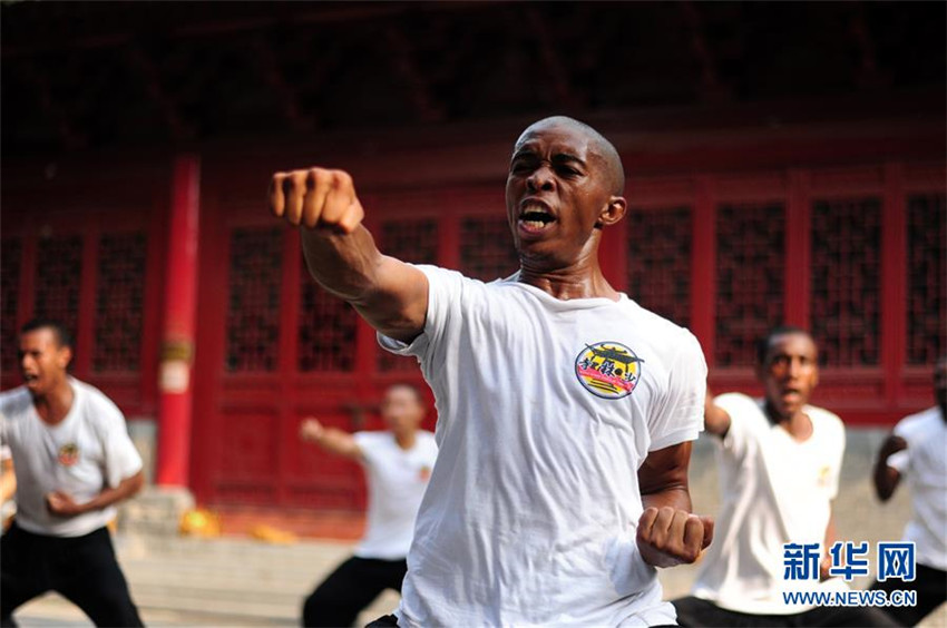 Afrikaner lernen Kung-Fu im Shaolin-Tempel