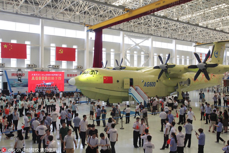 Chinas großes Amphibienflugzeug AG600 läuft vom Band 