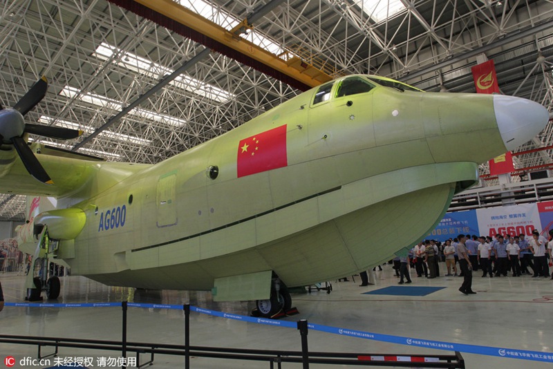 Chinas großes Amphibienflugzeug AG600 läuft vom Band 