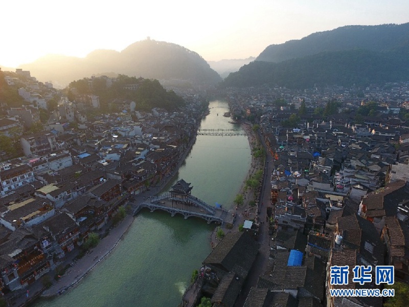 Fenghuangs Altstadt aus der Vogelperspektive 