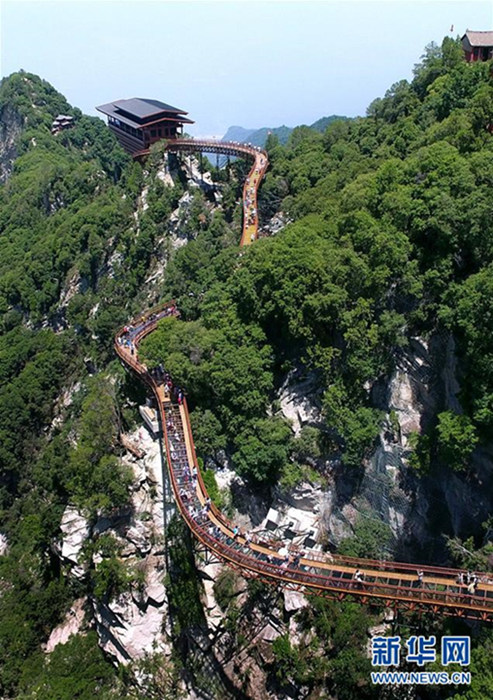 Abenteuerlicher Glasbrücke im Shaohuashan-Forstpark in Shaanxi