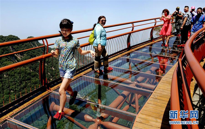 Abenteuerlicher Glasbrücke im Shaohuashan-Forstpark in Shaanxi