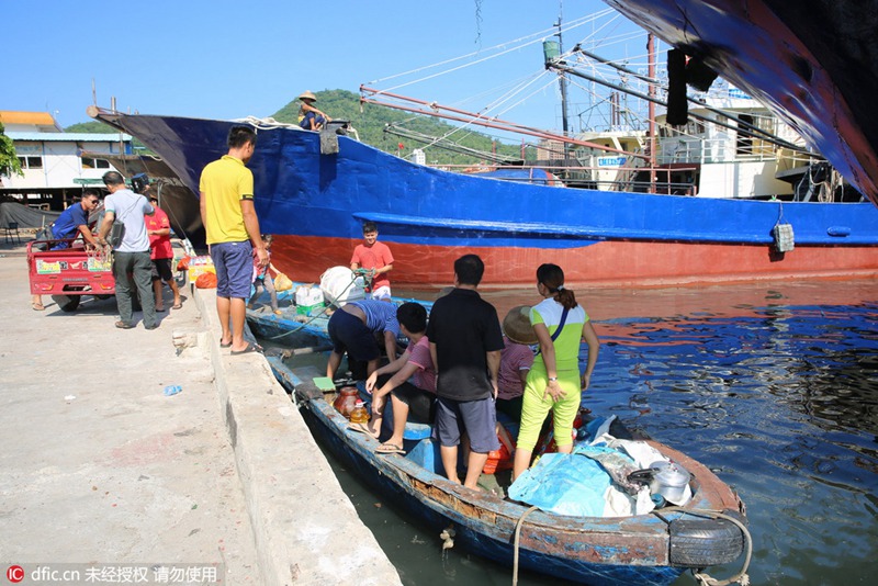 Umzug der Fischerboote in Sanya 