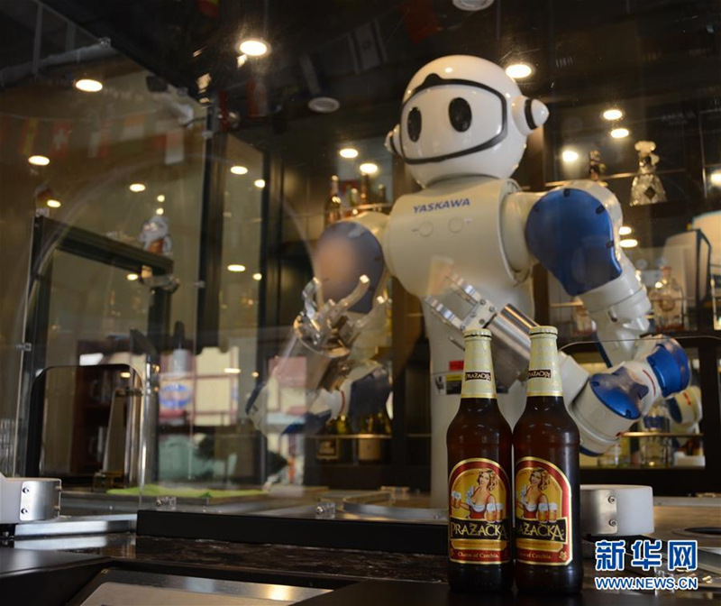 Roboter kellnern auf dem Internationalen Bierfest Qingdao