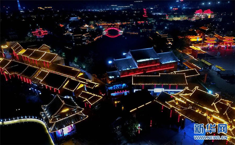 Farbenfroher Nachtmarkt in Kaifeng