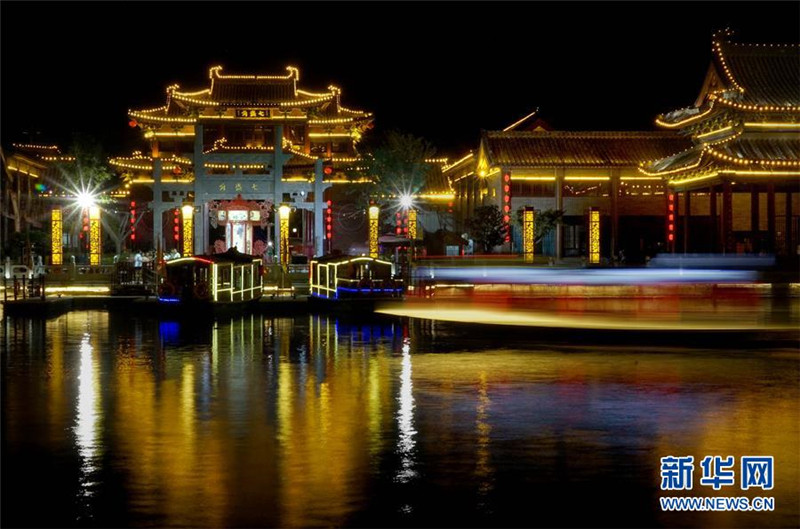 Farbenfroher Nachtmarkt in Kaifeng