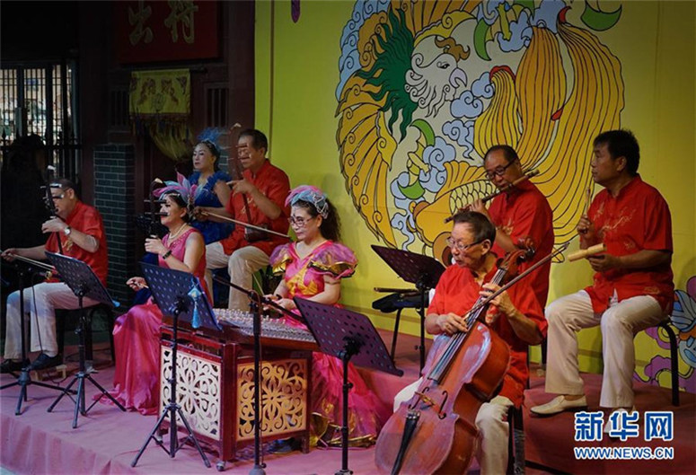 Farbenfroher Nachtmarkt in Kaifeng