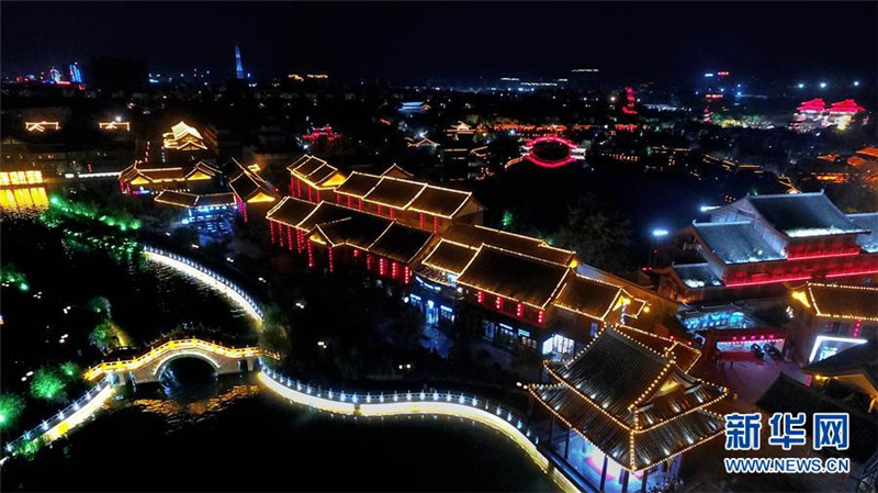 Farbenfroher Nachtmarkt in Kaifeng